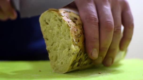 Een Man Snijdt Een Mes Met Brood Granen — Stockvideo