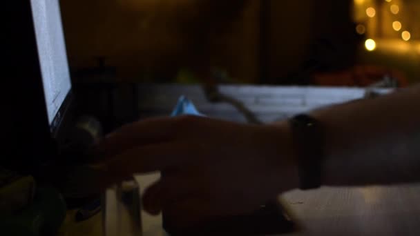 一个人在电脑前摘下面具 用防腐剂处理双手 — 图库视频影像
