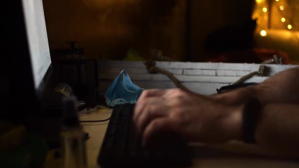 男性の手がキーボードを押しています コンピュータで仕事をする — ストック動画