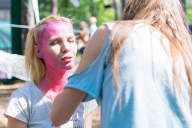 Peri masalı karakterine bürünmüş bir kadının yüzü. Yüze pembe bir su rengi uygulamak.