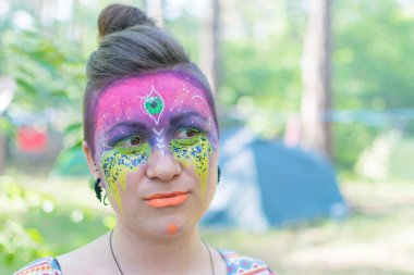 Kiev, Ukrayna, - 06 Temmuz 2018: Festivalde ormanda örgü ören çekici kız.