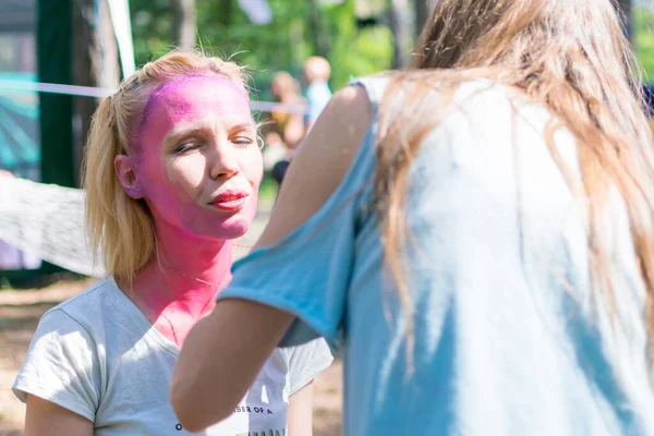 Peri masalı karakterine bürünmüş bir kadının yüzü. Yüze pembe bir su rengi uygulamak.
