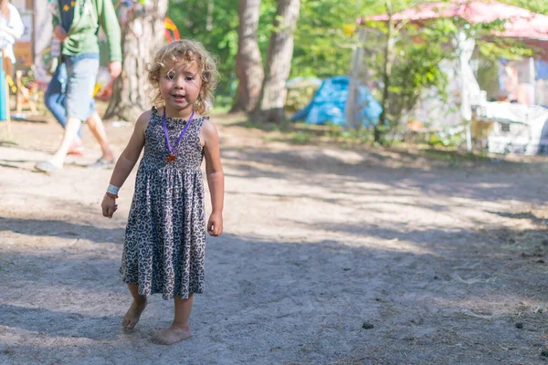 Kiew Ukraine Juli 2018 Ein Kleines Mädchen Kleid Und Barfuß — Stockfoto