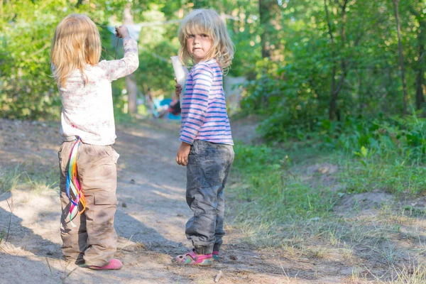 Kiev Ucrânia Julho 2018 Duas Meninas Loiras Caminho Floresta Festival — Fotografia de Stock
