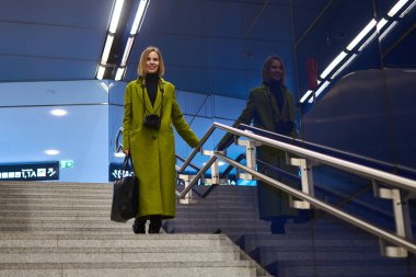 Viyana, Avusturya - 10 Mart 2020: Kameralı bir kadın turist trenin alt geçidine indi.