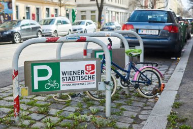 Viyana, Avusturya - 10 Mart 2020: Bisikletli bisikletlere park.