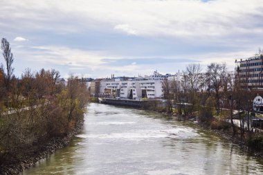 Viyana, Avusturya - 10 Mart 2020: Kentteki bir köprüden nehrin manzarası.