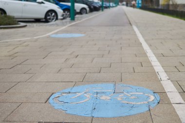 Şehir caddesinde bisiklet yolu.