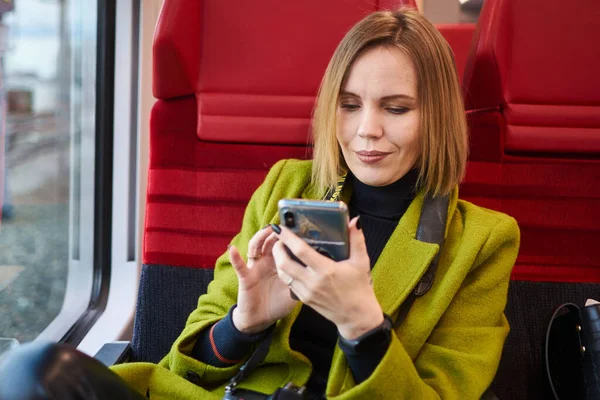 Vídeň Rakousko Března 2020 Žena Telefonem Rukou Vlaku Města — Stock fotografie