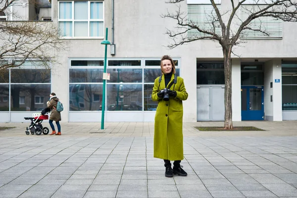 Вена Австрия Марта 2020 Года Женщина Туристка Зеленом Пальто Камерой — стоковое фото