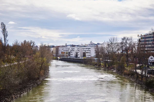 Viyana, Avusturya - 10 Mart 2020: Kentteki bir köprüden nehrin manzarası.