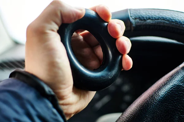 Een Hand Knijpt Een Expander — Stockfoto