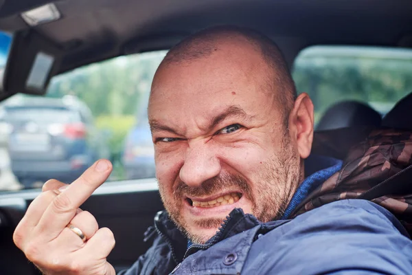 Ein Mann Zeigt Beim Autofahren Den Mittelfinger Aggression Straßenverkehr Unangemessenes — Stockfoto
