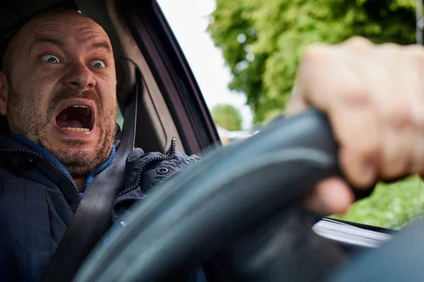 Bir adam direksiyona bağırıyor. Şok olmuş sürücü. Trafik kazası korkusu çığlığı..