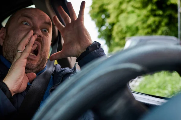 Bir Adam Direksiyona Bağırıyor Şok Olmuş Sürücü Trafik Kazası Korkusu — Stok fotoğraf