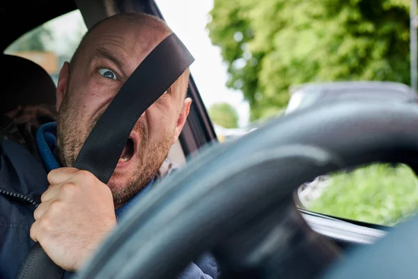 Homem Grita Volante Carro Motorista Chocado Grito Medo Acidente Trânsito — Fotografia de Stock
