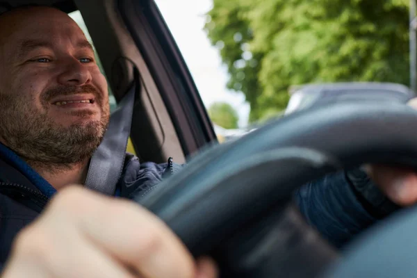 Muž Usmívá Když Řídí Auto Ďábelský Úsměv — Stock fotografie