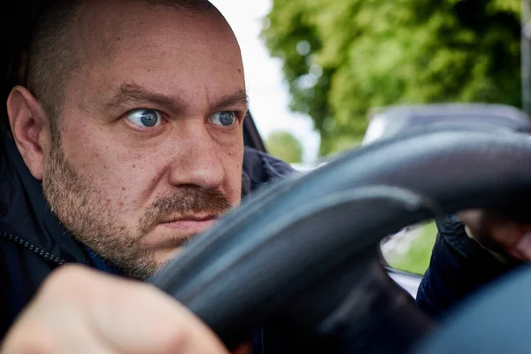 Человек Сосредоточенный Руле Автомобиля — стоковое фото