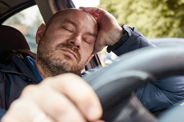 Homem Cansado Conduzir Carro Cansado Durante Condução — Fotografia de Stock