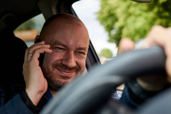 Мужчина Разговаривает Телефону Рулём Машины — стоковое фото