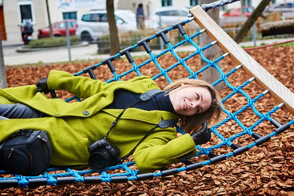 Vrouw Met Een Camera Rusten Liggend Een Hangmat — Stockfoto