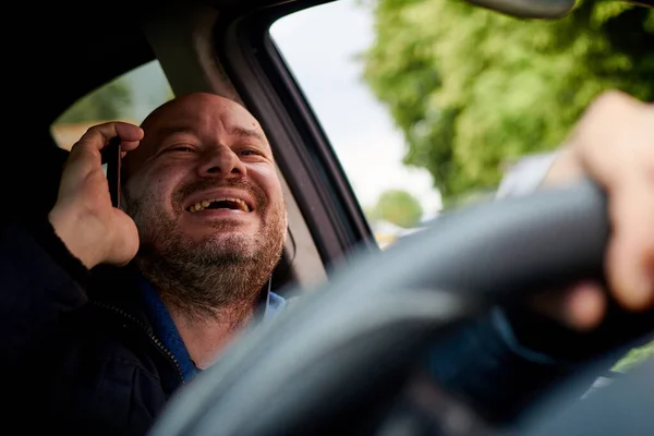 Muž Který Telefonoval Když Řídil Auto — Stock fotografie