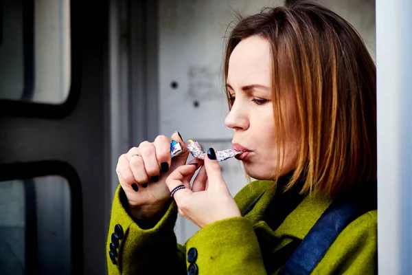 Žena Kouří Marihuanu Konopí Hašiš Jako Prostředek Relaxace — Stock fotografie