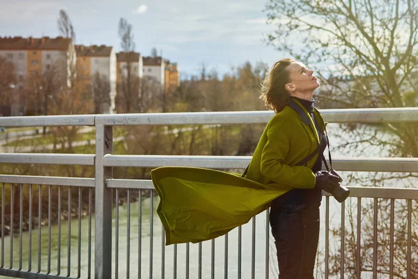 Turistka Kamerou Jde Mostě Vítr Fouká Vlasy Cestování Nové Město — Stock fotografie