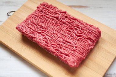 Ahşap bir arka planda kıyma..