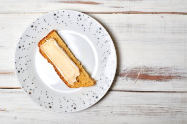 Tahta bir zeminde peynirli ekmek..