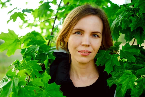 Yeşil ağaçtaki orta yaşlı kadın..