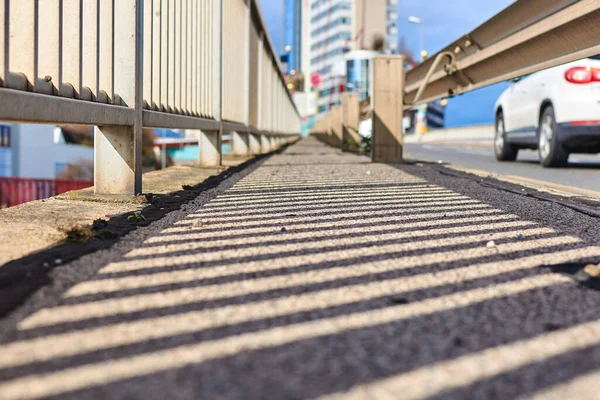 Camino Peatonal Carretera Con Una Valla Movimiento Seguro Acera — Foto de Stock