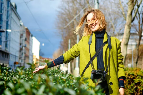 Dekorativní Zelený Plot Žena Nad Ním Drží Ruku — Stock fotografie