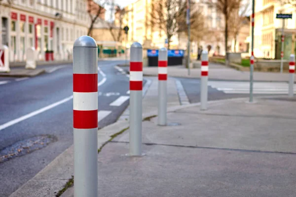 Barras Borde Con Una Franja Roja Carretera Significa Aparcar Acera — Foto de Stock