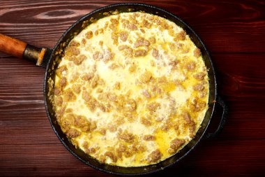 Kızart, haşla, soğan, baharat ve kremayla birlikte kıyma yap..