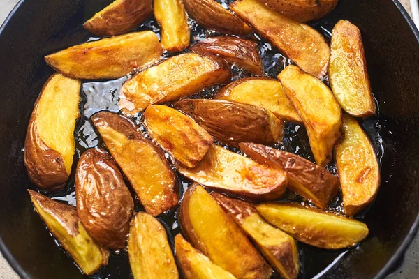 Tavada Yağda Kızartılmış Patates Kaba Bir Şekilde Patates Pişirmek — Stok fotoğraf
