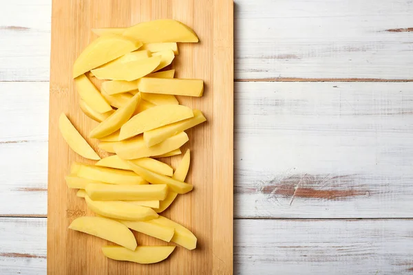 Gesneden Aardappel Een Snijplank Een Lichte Houten Ondergrond Aardappelen Bereiden — Stockfoto