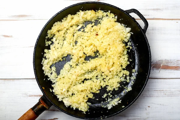 Cebolas Fritas Uma Panela Contexto Madeira Leve Preparação Para Cozinhar — Fotografia de Stock