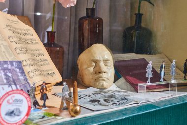 Viyana, Avusturya - 11 Mart 2020: Şehir caddesinde bir müzik dükkanının gösterimi.