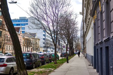 Viyana, Avusturya - 11 Mart 2020: Baharda şehir caddesi manzarası.