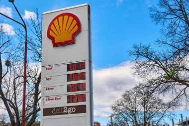 Viyana, Avusturya - 12 Mart 2020: Kentte fiyatları yüksek bir benzin istasyonu Shell 'in kalkanı.