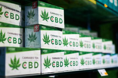 Viyana, Avusturya - 12 Mart 2020: Kentte marihuana ürünleri satan bir mağazanın vitrini.