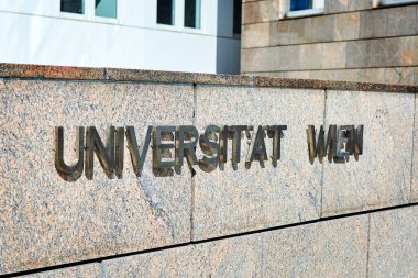 Viyana, Avusturya - 11 Mart 2020: Plakadaki yazı - Viyana Üniversitesi.