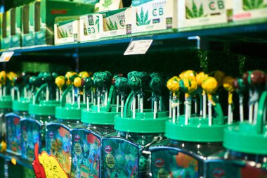 Viyana, Avusturya - 12 Mart 2020: Marihuana 'dan çeşitli bakkal ürünleri, özel bir dükkanda esrar.