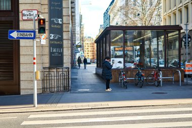 Viyana, Avusturya - 11 Mart 2020: Baharda şehir caddesi manzarası.