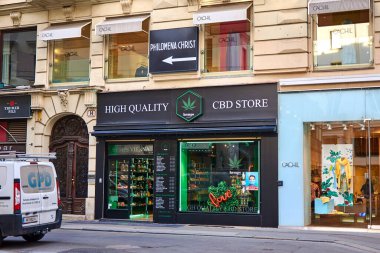 Viyana, Avusturya - 12 Mart 2020: Kentte marihuana ürünleri satan bir mağazanın vitrini.