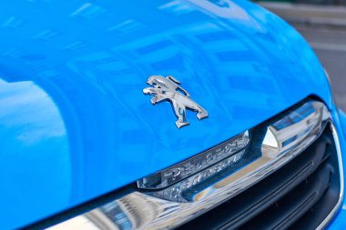 Viyana, Avusturya - 12 Mart 2020: Bir şehir caddesinde mavi bir arabada bir Peugeot markasının işareti.