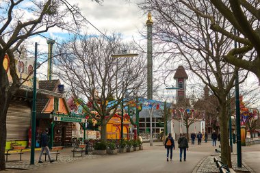 Viyana, Avusturya - 11 Mart 2020: Baharda şehir caddesi manzarası.