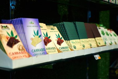 Viyana, Avusturya - 12 Mart 2020: Marihuana 'dan çeşitli bakkal ürünleri, özel bir dükkanda esrar.