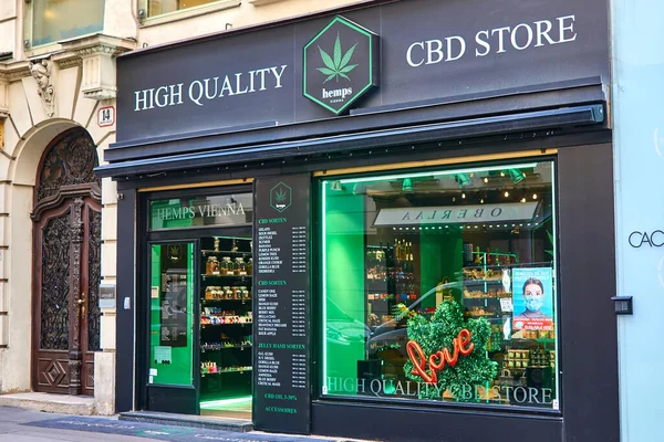 Viyana, Avusturya - 12 Mart 2020: Kentte marihuana ürünleri satan bir mağazanın vitrini.